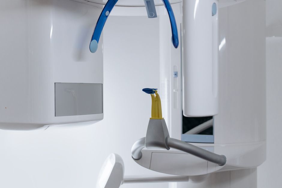 Close-up of modern dental x-ray equipment in a clinic displaying advanced odontology technology.
